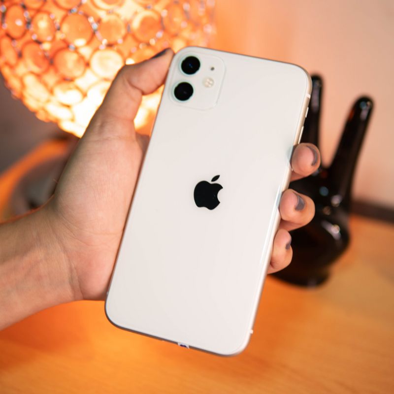 iPhone 11 parte trasera mostrando cámaras